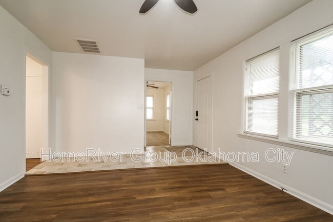 Foto del edificio - 2218 N Midwest Blvd