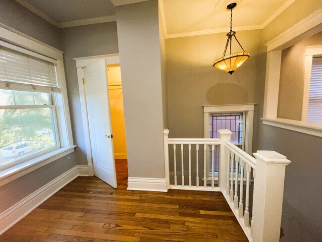 Building Photo - $2150 - AMAZING DESIGNED 2F UNIT LOCATED IN THE CWE!
