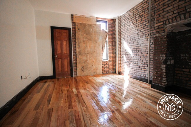 Building Photo - 464 Pulaski St