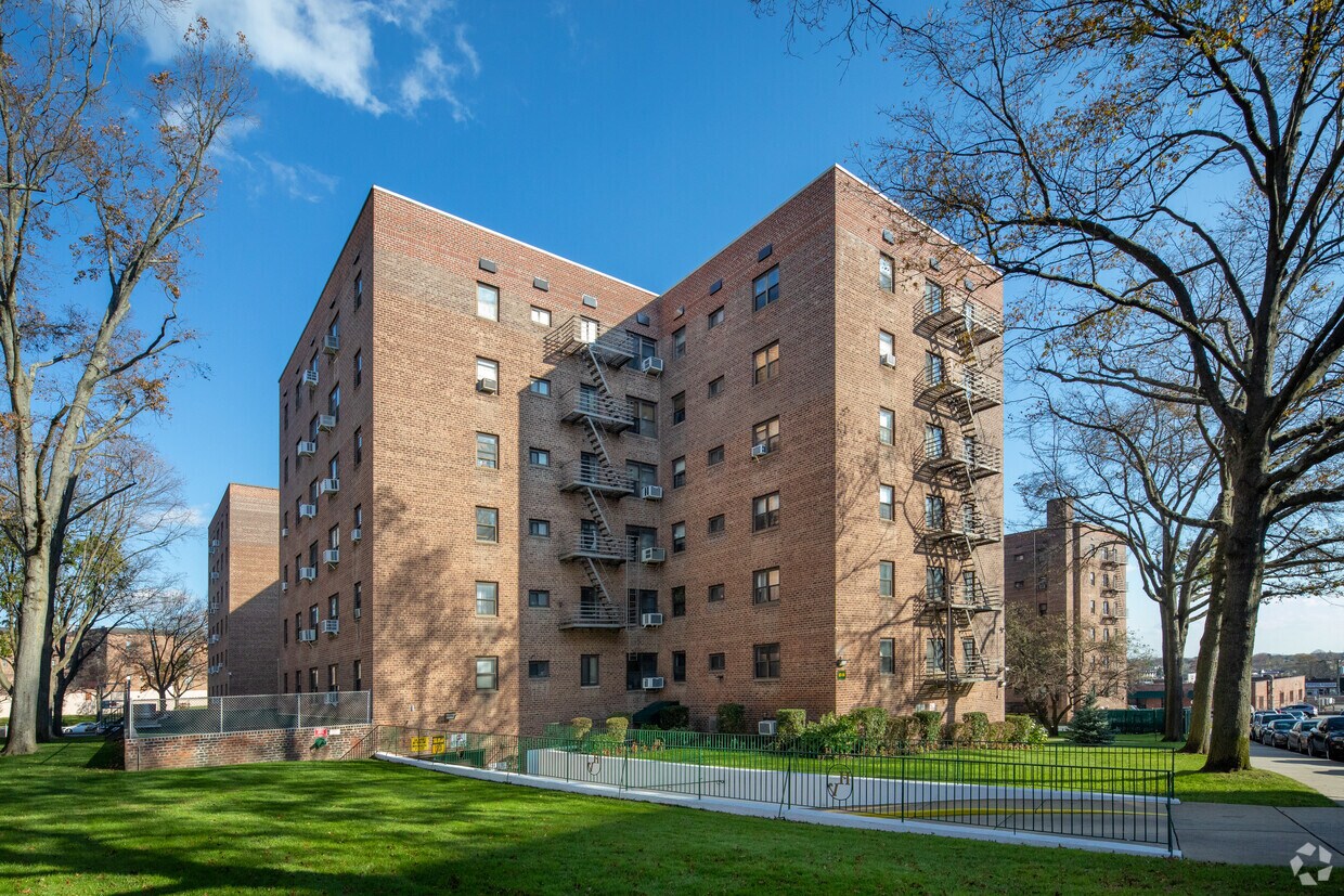 Foto principal - 87-56 Francis Lewis Blvd