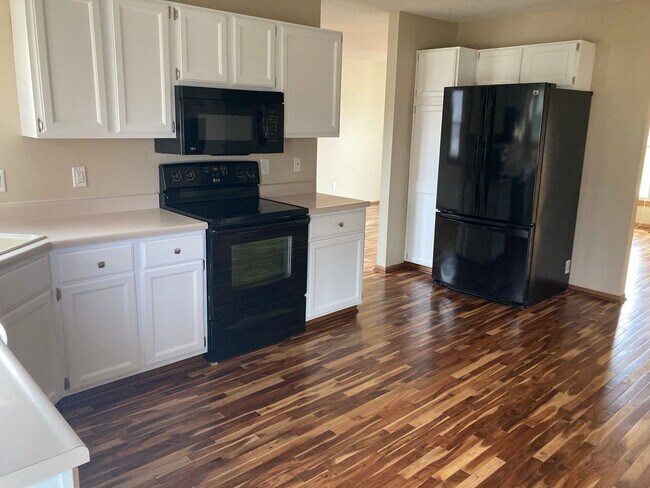 Foto del edificio - Spacious 3 Bedroom 2.5 Bath Home- Located ...
