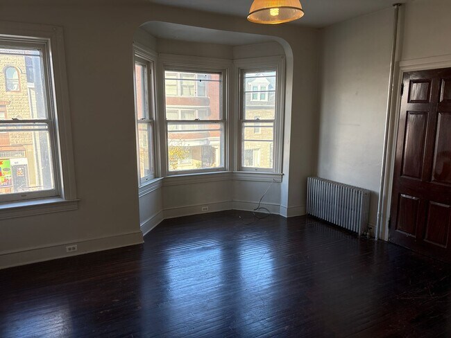 Foto del edificio - Move In Ready! 4 Bedroom Apartment in York...