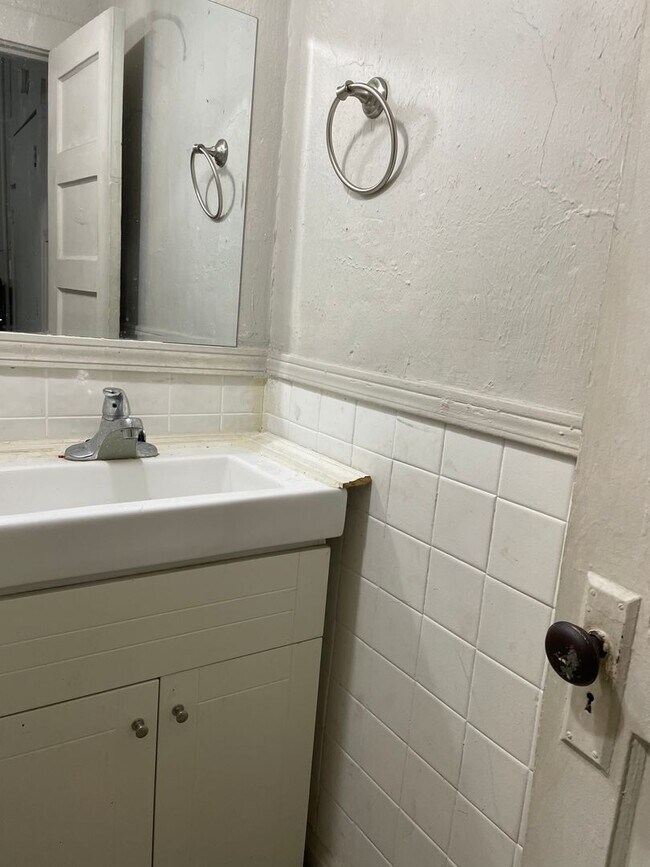 Foto del edificio - 1 Bed 1 Bath House with bonus room-Available Now