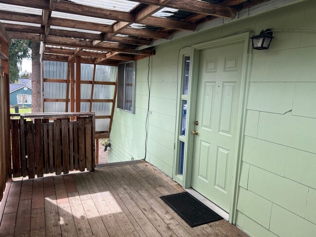 Building Photo - Upstairs 1 bedroom apartment with garage!