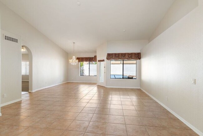 Foto del edificio - Nice Single level 4-bedroom home with a pool