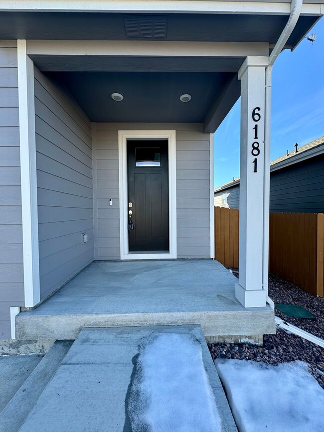 Building Photo - Like NEW 5 bedroom home in Lorson Ranch