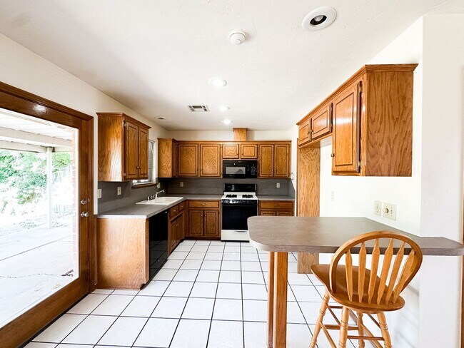 Building Photo - MOVE IN READY! - Cute 2 Bed/1 Bath near OCCC!