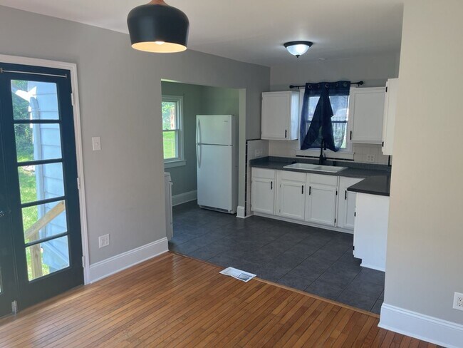 Foto del edificio - "Charming 2-Bedroom Oasis: Your Perfect Bl...