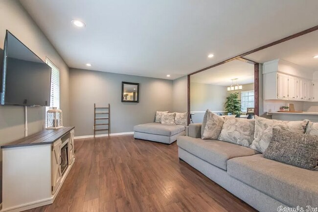 Building Photo - 6509 Blackstone Dr