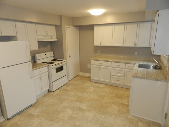 Building Photo - SPACIOUS TWO- LEVEL TWO BEDROOM APARTMENT ...