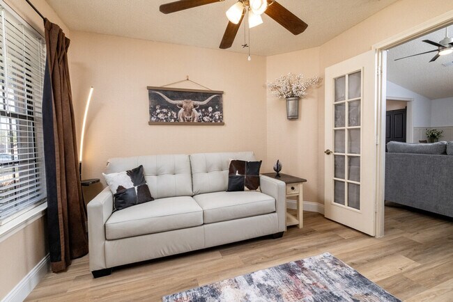 Foto del edificio - 8421 Willow Creek Dr