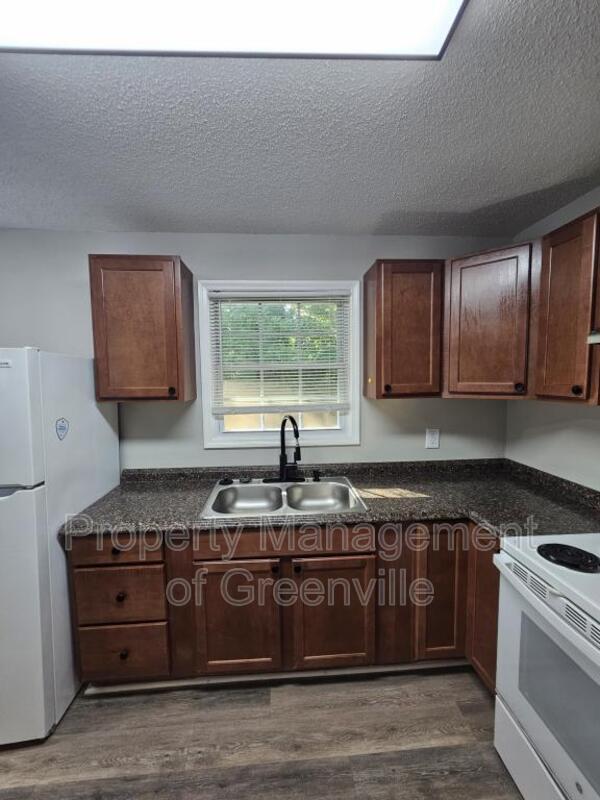 Building Photo - 355 Woodview Ave