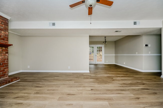 Building Photo - 951 Woodbridge Dr NE