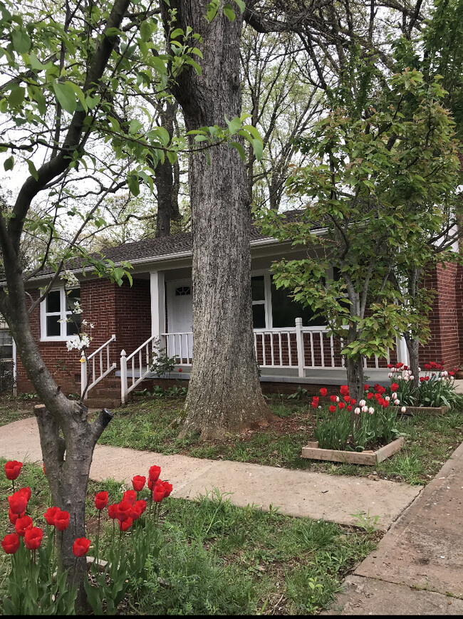 Building Photo - 916 Pierson Dr