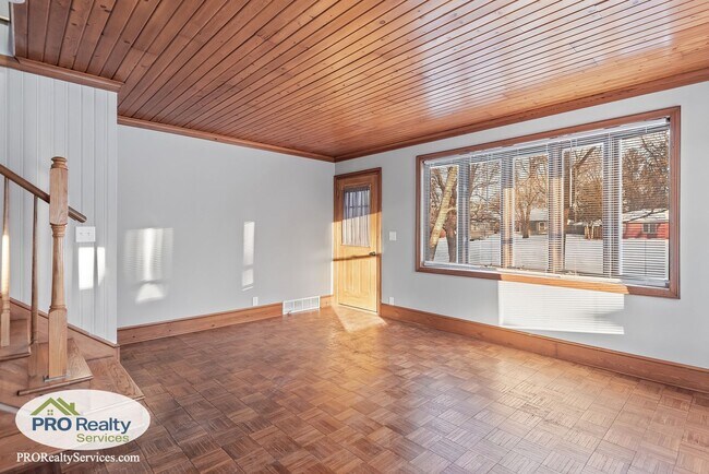 Building Photo - 2 Bedroom Home with a Bonus Office/Den Space