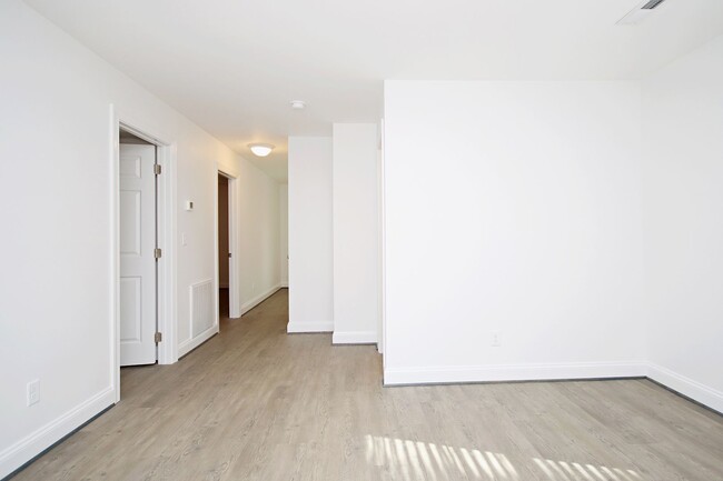 Building Photo - 502 Stonehenge Ave