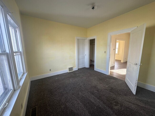 Building Photo - Spacious, pet friendly home!
