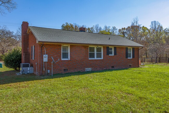 Building Photo - Beautiful Ranch style home!