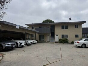 Building Photo - 930 Ravenscourt Ave