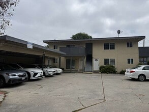 Building Photo - 930 Ravenscourt Ave