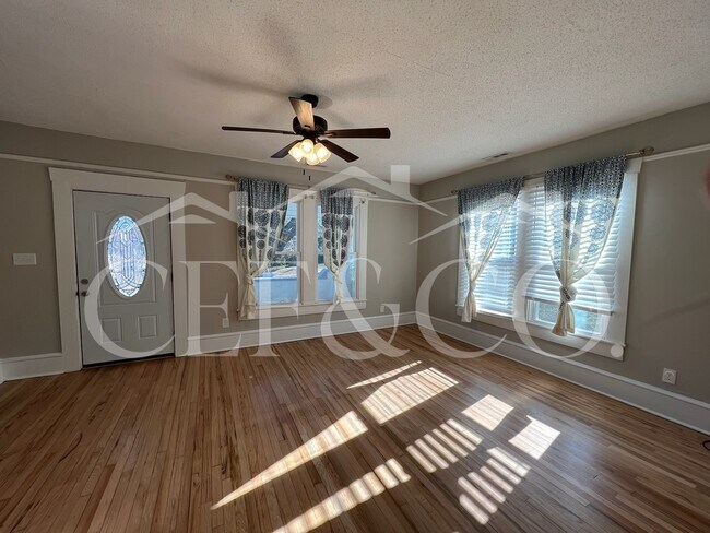 Foto del edificio - 302 Oakland Ave