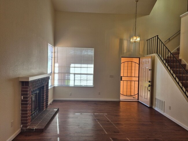 Building Photo - 3 bedroom 2.5 bath home