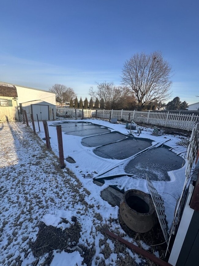 Building Photo - 2 bedroom 1 bathroom in Carlisle with In-ground Pool!