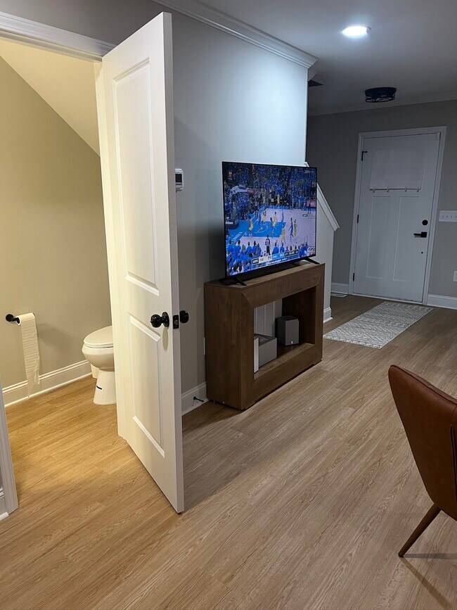 medio baño (compartido) - 2006 Linda Jones Ave