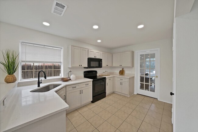 Foto del edificio - 7548 Meadow Creek Dr