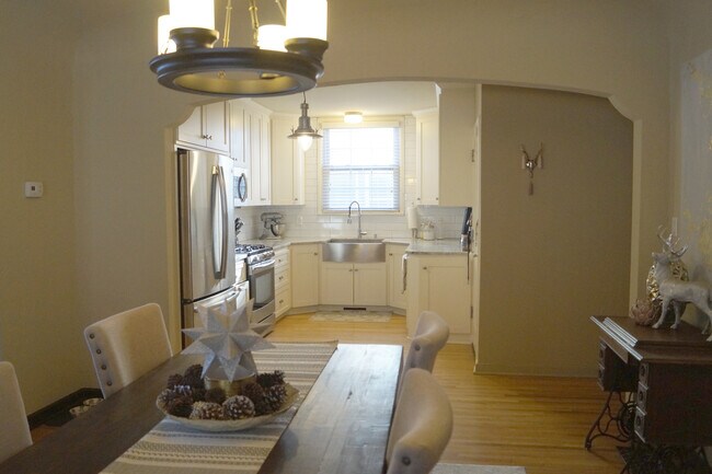 Building Photo - 2915 Sunset Blvd