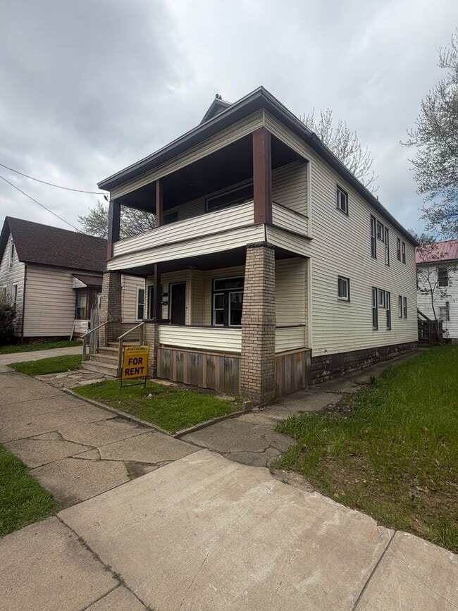 Building Photo - 556-58 E 5th St