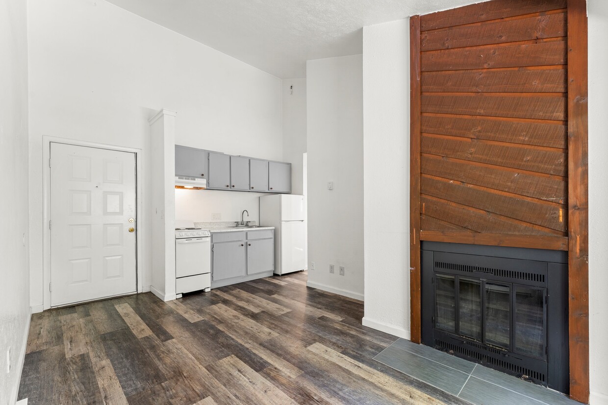 Spruce Street Apartments - Spruce Street Apartments