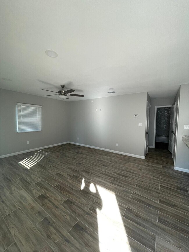 Spacious Living Room - 607 E Washington St