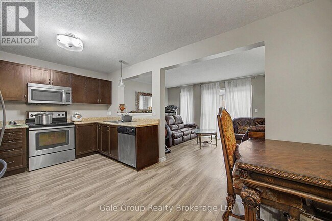 Building Photo - 717 Crawford Cres