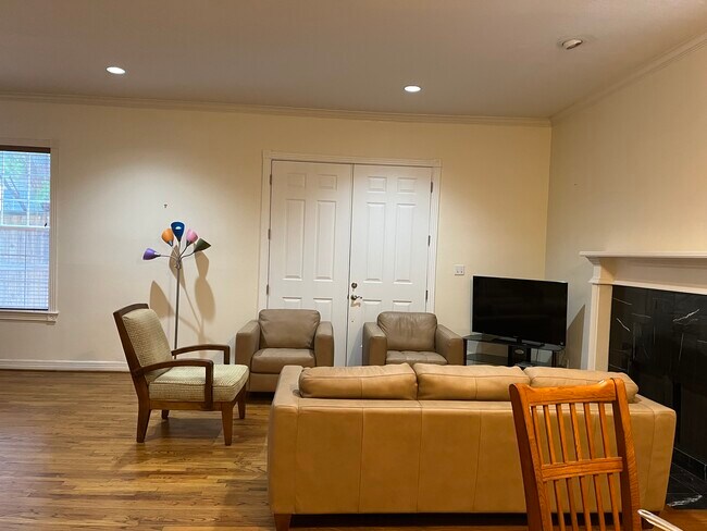 Foto del edificio - 6855 Bellgreen Dr