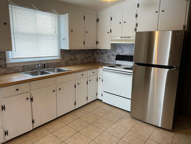 Kitchen - 2154 Mountain View Ave