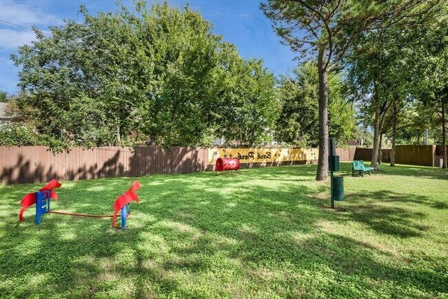 Foto del edificio - 2400 Spring Rain Dr