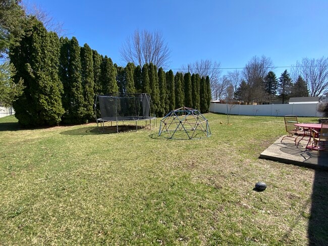 Building Photo - 2903 Sharon St