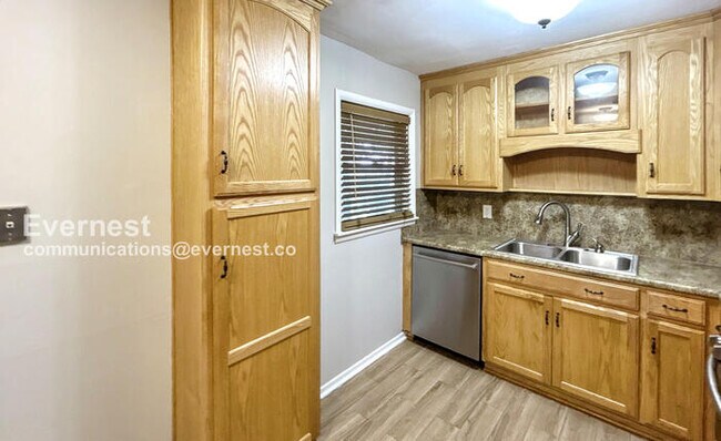 Foto del edificio - 901 Hagwood Rd
