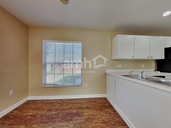 Foto del edificio - 7909 Hathaway Dr