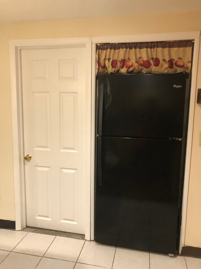 Full refrigerator - 4C Marlyn Dr