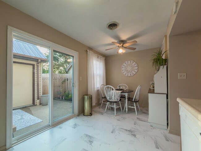 Cocina con puerta al patio - 3 Utica Cir