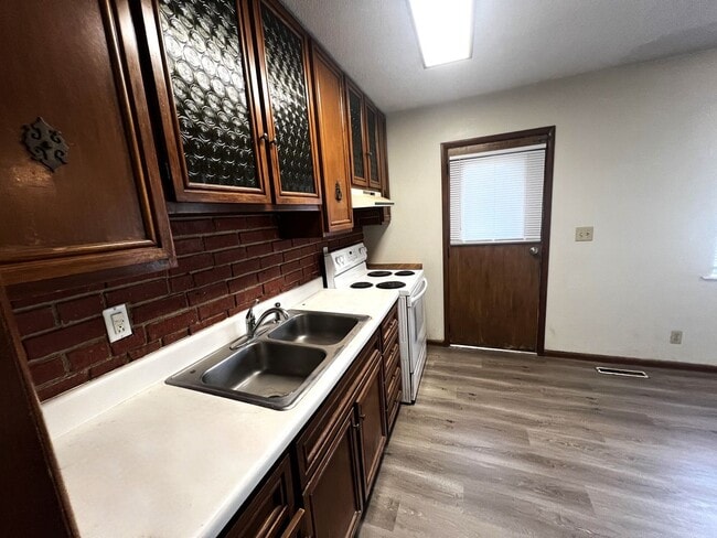 Building Photo - Price Drop - 3 Bedroom/1 Bathroom House - ...