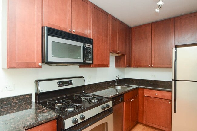 Building Photo - 675 W Wrightwood Ave