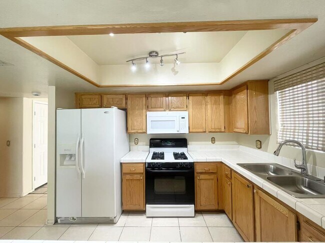 Foto del edificio - Beautiful 3-Bed Home Near Parks & Schools ...