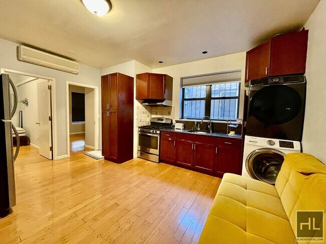 Building Photo - Prime Location!!! Spacious 2 bedroom with ...