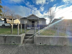 Building Photo - 809 Shelby Ave