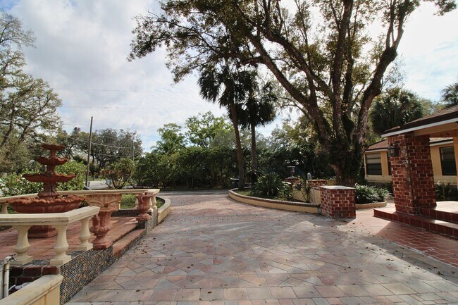 Foto del edificio - Stunning 3-Bed, 2-Bath Spanish-Inspired Custom Home with Elegant Gardens & Fountains