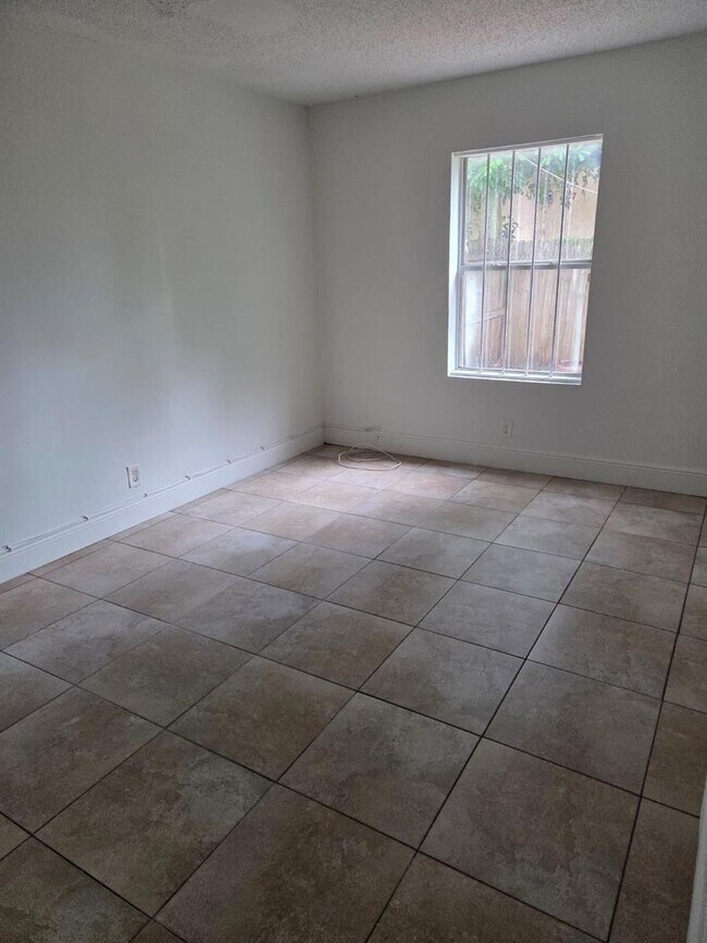 Foto del edificio - 1633 W 28th St