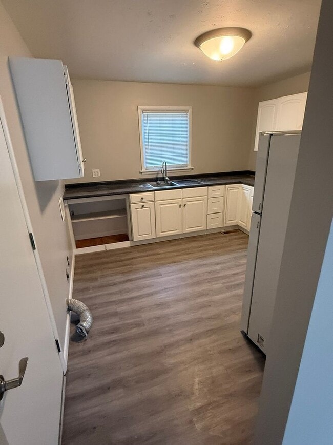 Building Photo - NEW RENTAL!  $1500 per month, Charming 3 bedroom, 1 bath House with fenced backyard! Heart of Sou...